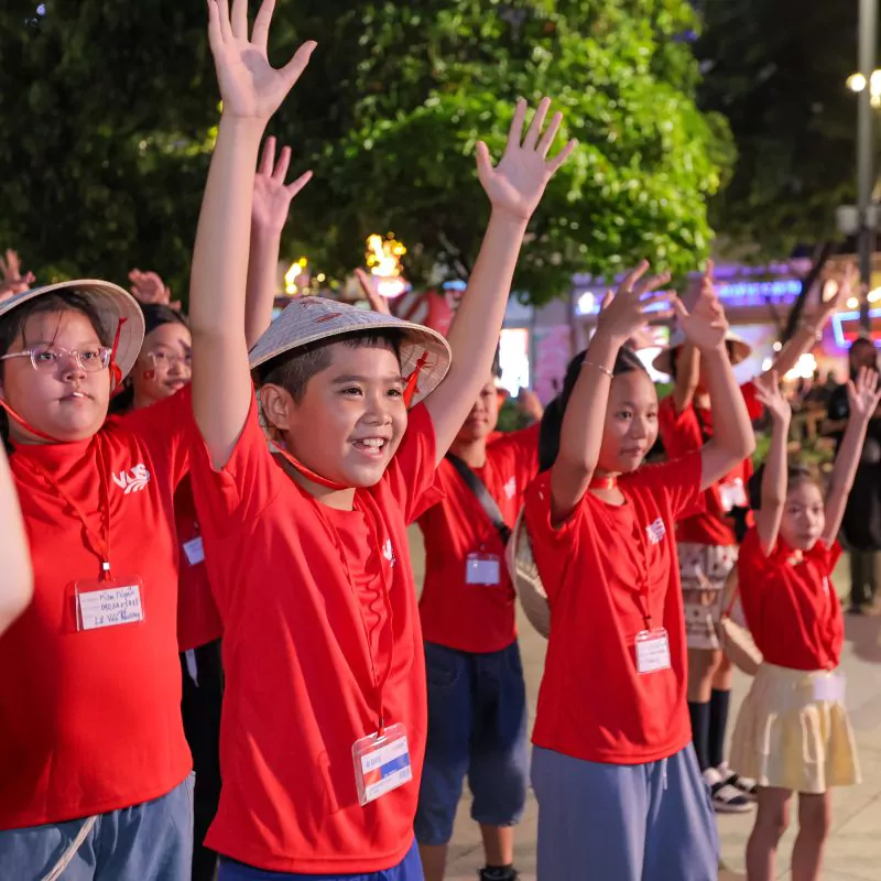 Toàn cảnh học viên VUS học tiếng Anh, ngắm view thành phố trên Aspiration Bus!