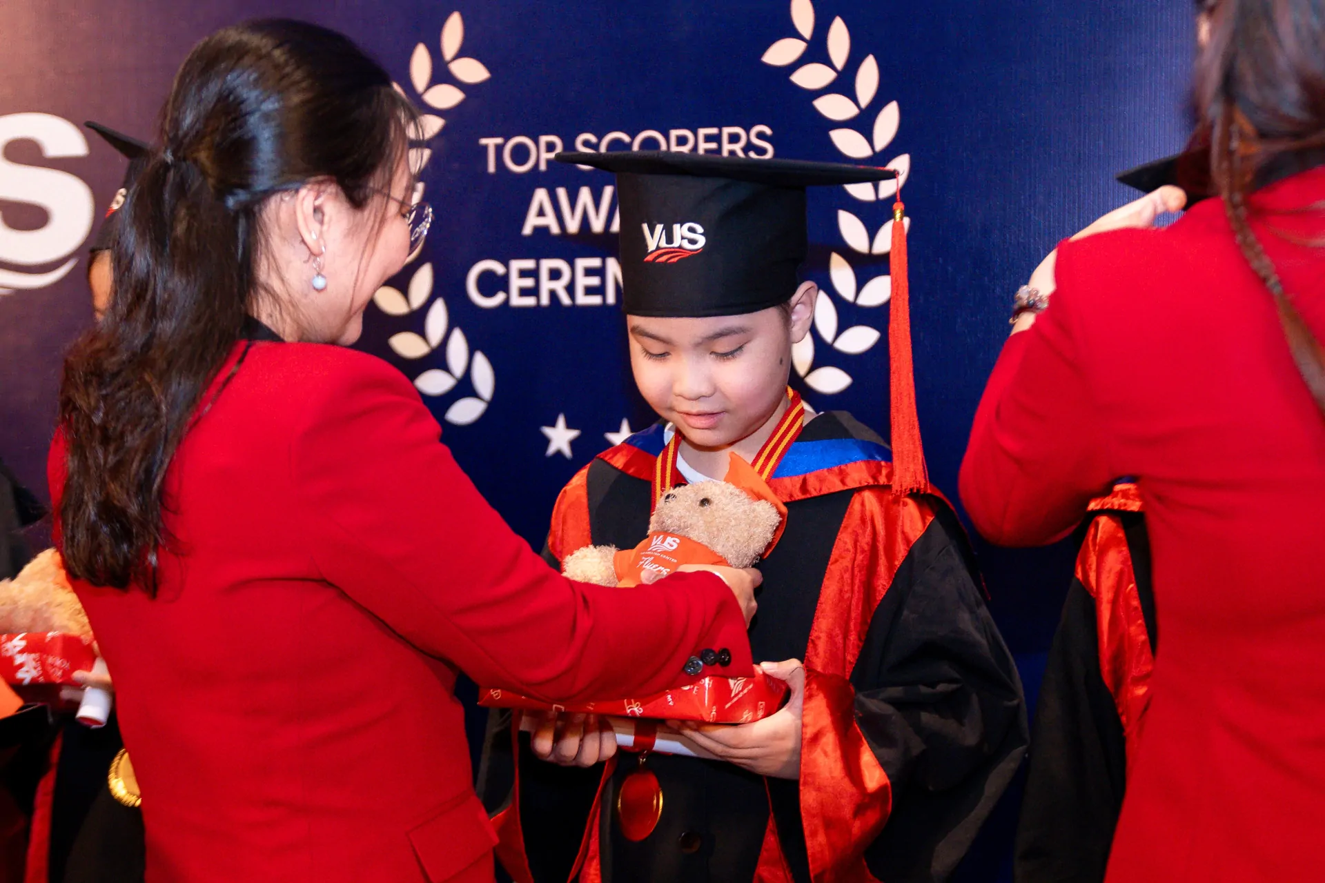 [TOP SCORERS AWARD CEREMONY 2024] VUS Bình Dương Tự Hào Vinh Danh Hơn 400 Học Viên Đạt Chứng Chỉ Quốc Tế Cambridge Và Thành Tích Học Tập Tốt